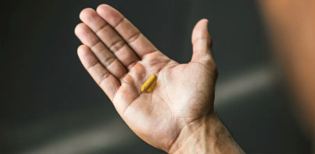 Cápsula de DihydroBerberine  a mano. Imagen de cabecera del artículo donde explicamos las diferencias entre la berberina y la Dihidrobererina